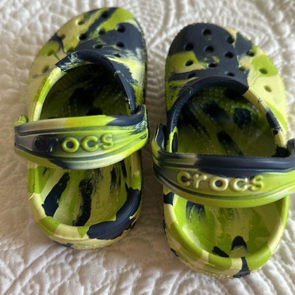 Infant Crocs size 6 - Picture 2 of 7